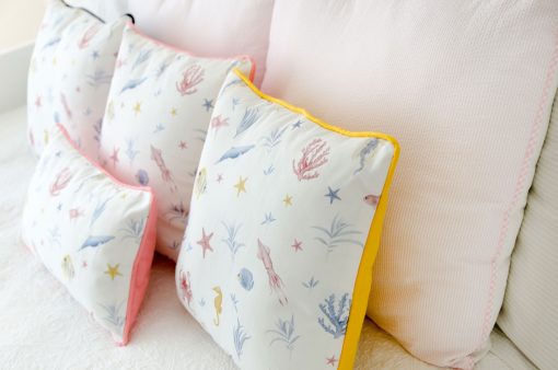 COJIN-ESTAMPADO-blancos-mar-habitacion-infantil-detalle-1