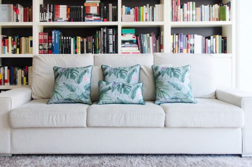 COJIN-ESTAMPADO-tropical-selva-verde-platanera-monstera-SALON