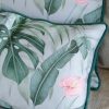 COJIN-ESTAMPADO-tropical-selva-verde-platanera-monstera-SALON-detalle